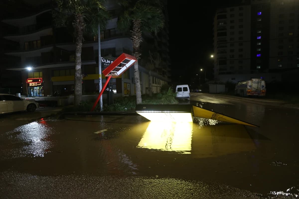 Hatay'da şiddetli fırtına hayatı felç etti