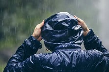 Meteoroloji ve AKOM'dan peş peşe sağanak ve sel uyarısı: Şemsiyeleri sakın bırakmayın!