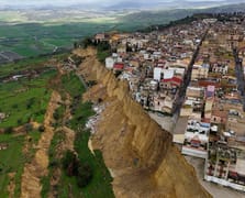 İtalya'nın Sicilya Adası'nda Niscemi kasabasının akıbeti endişe yarattı