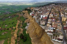 İtalya'nın Sicilya Adası'nda Niscemi kasabasının akıbeti endişe yarattı