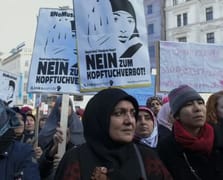 Avusturya'daki okullarda başörtüsü yasağı gündemde