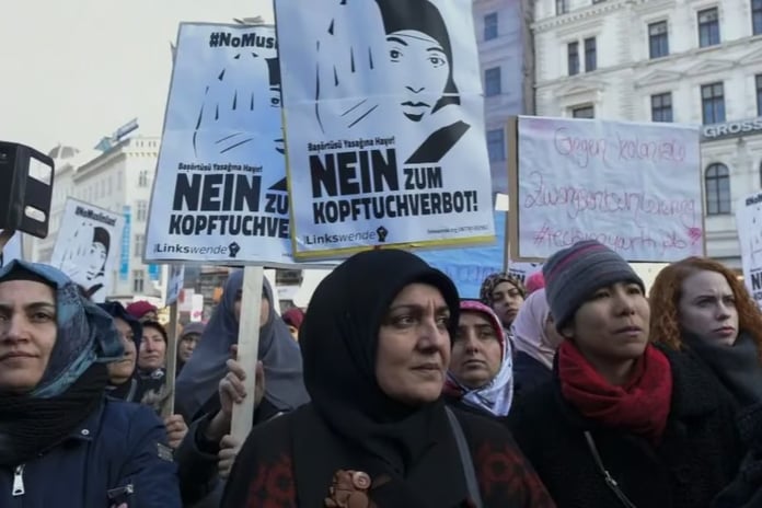 Avusturya'daki okullarda başörtüsü yasağı gündemde