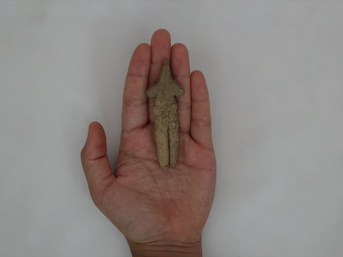 İzmir'deki Ulucak Höyüğü'nde 8 bin yıllık tilki postlu figür bulundu