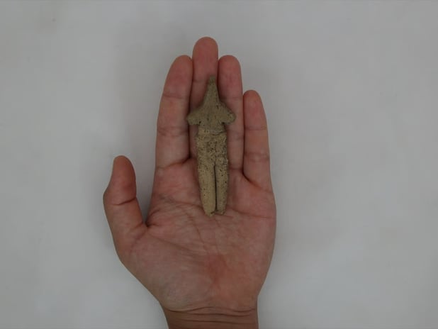 İzmir'deki Ulucak Höyüğü'nde 8 bin yıllık tilki postlu figür bulundu