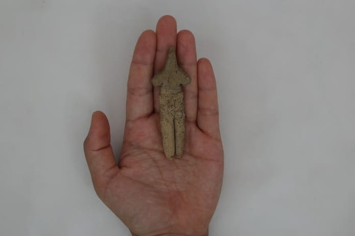 İzmir'deki Ulucak Höyüğü'nde 8 bin yıllık tilki postlu figür bulundu
