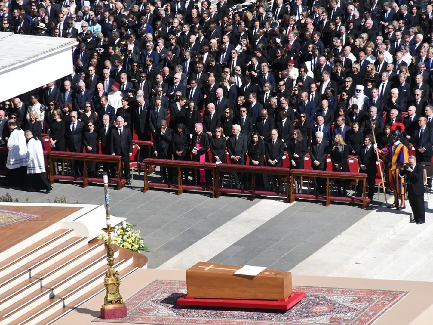 Papa son yolculuğuna uğurlandı