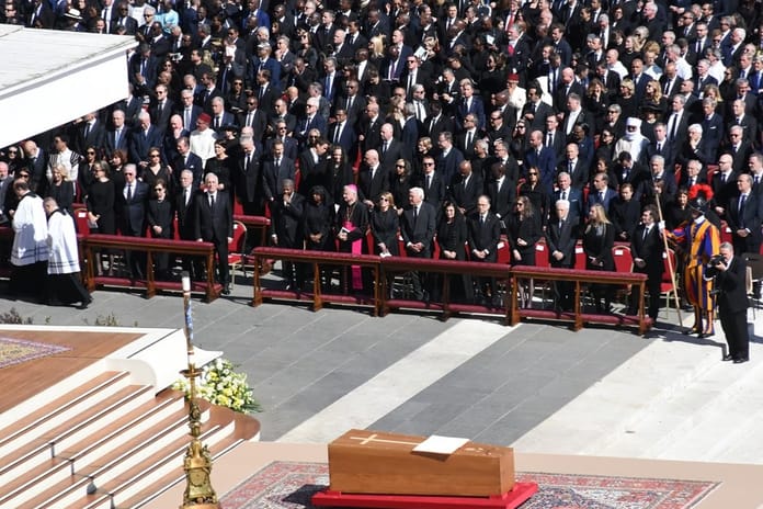 Papa son yolculuğuna uğurlandı