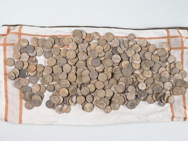Bulduğu sikkeleri 8 yıl sakladı: Roma sikkeleri olduğu ortaya çıktı