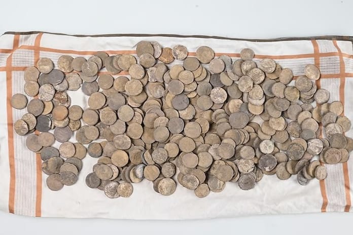 Bulduğu sikkeleri 8 yıl sakladı: Roma sikkeleri olduğu ortaya çıktı