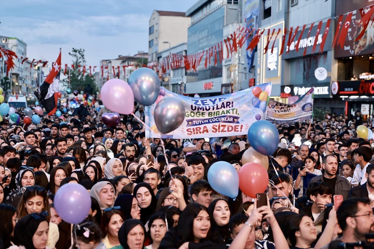 Sultanbeyli'de kanseri yenen minik Zeyd için gökyüzü balonlarla renklendi