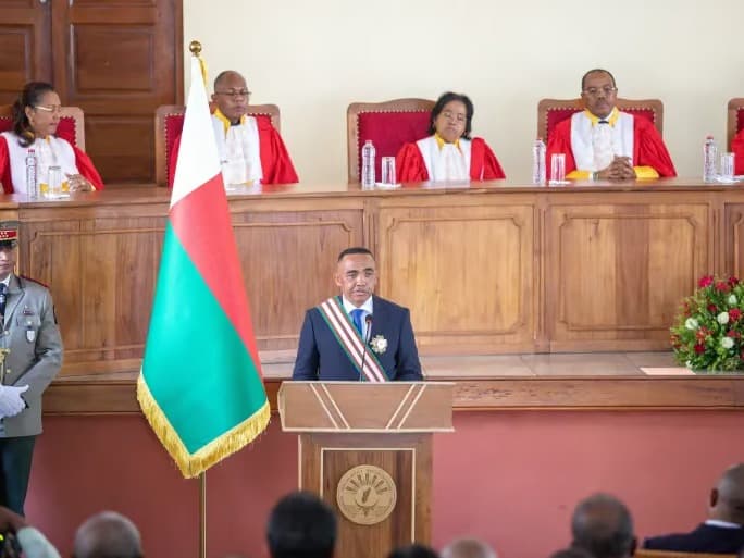 Madagaskar'da darbe lideri göreve başladı