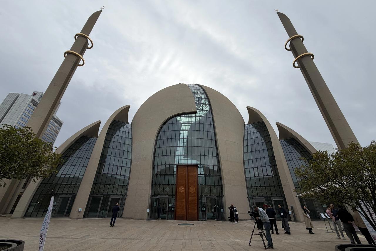 Almanya'da gençler İslam dinine Kilise'den daha fazla güveniyor