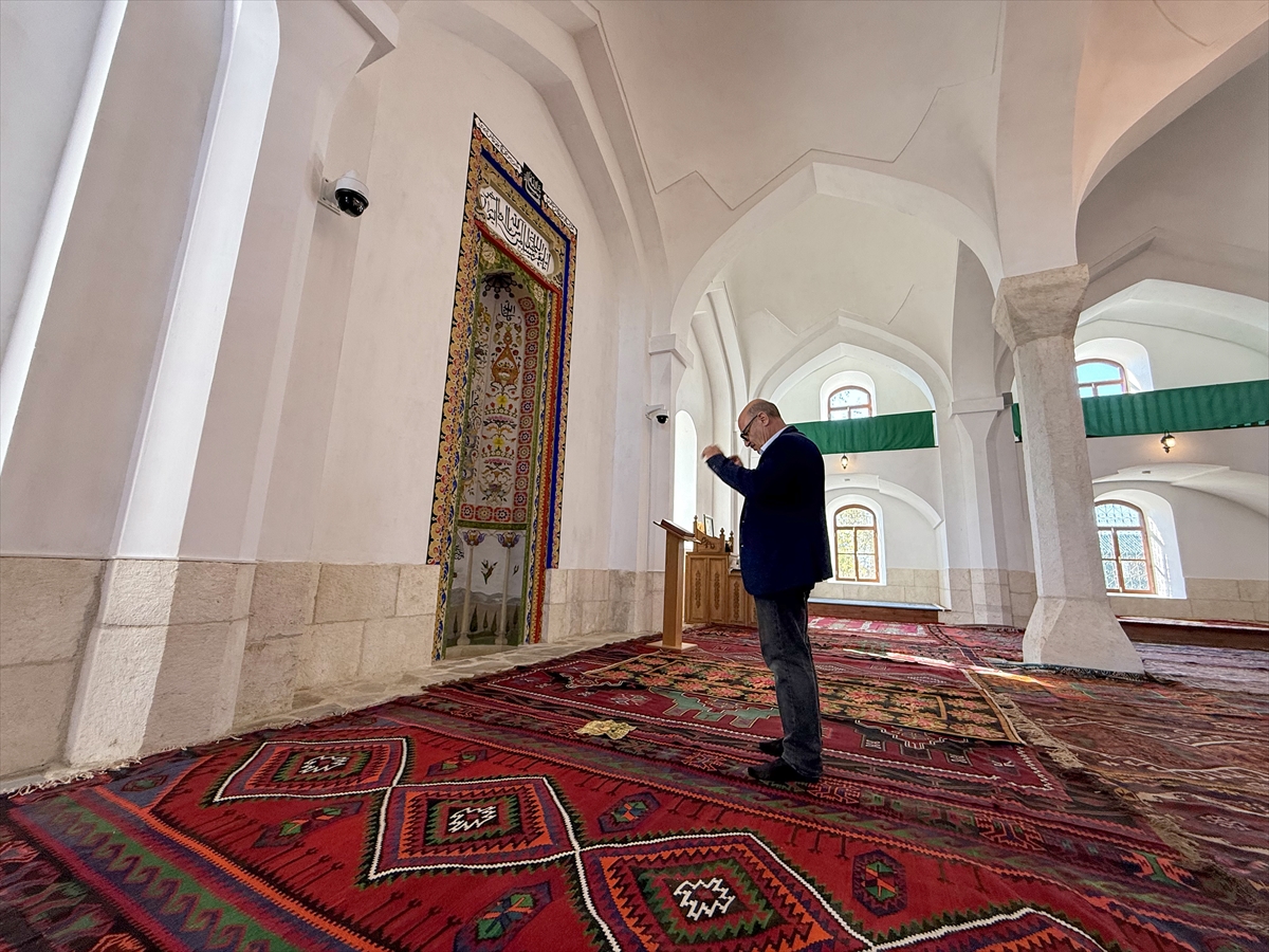 Karabağ'daki tarihi Cuma Mescidi onarılarak ibadete açıldı