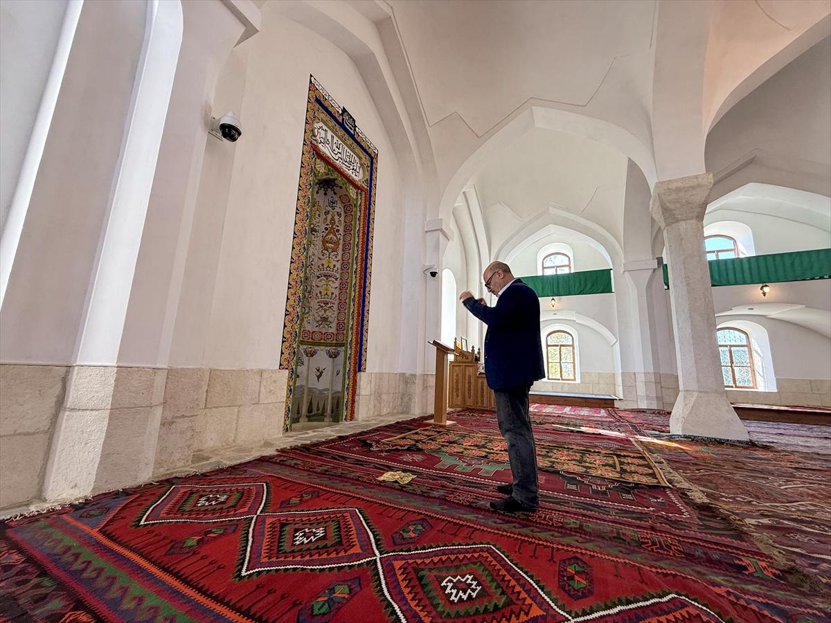 Karabağ'daki tarihi Cuma Mescidi onarılarak ibadete açıldı