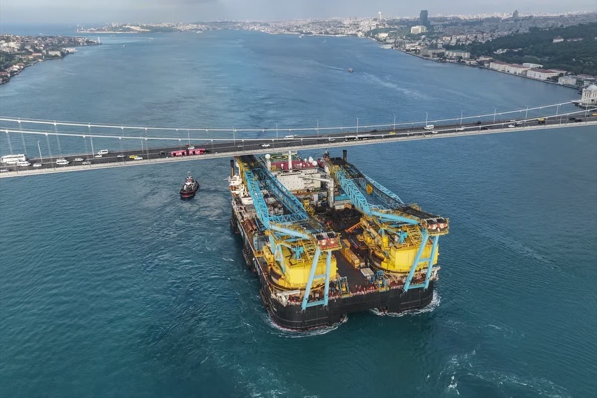 Dev gemi 'Saipem 7000' İstanbul Boğazı'nda!