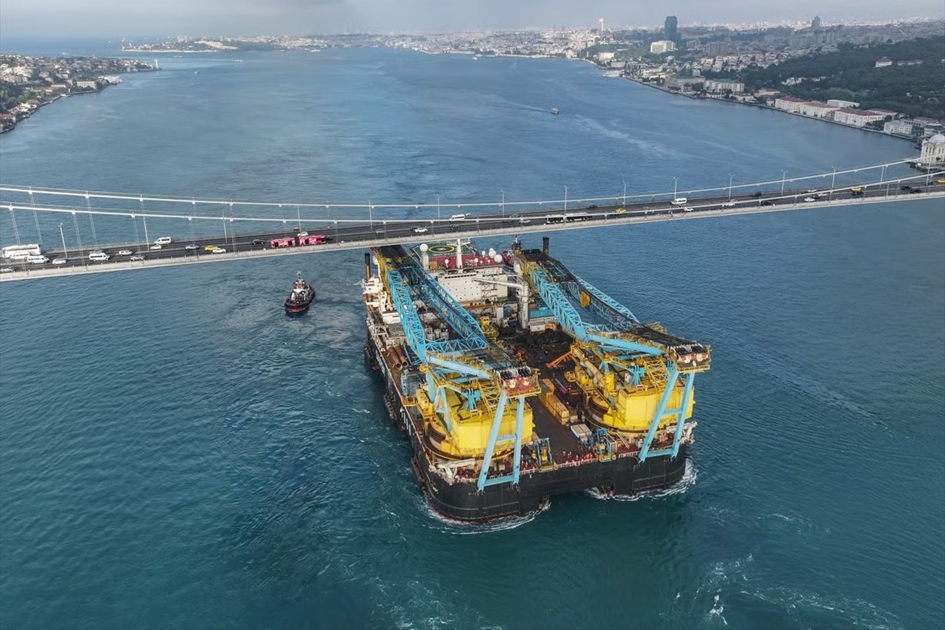 Köprülerin altından geçebilmek için boyunu kısaltacak: 'Saipem 7000' İstanbul Boğazı'nda!
