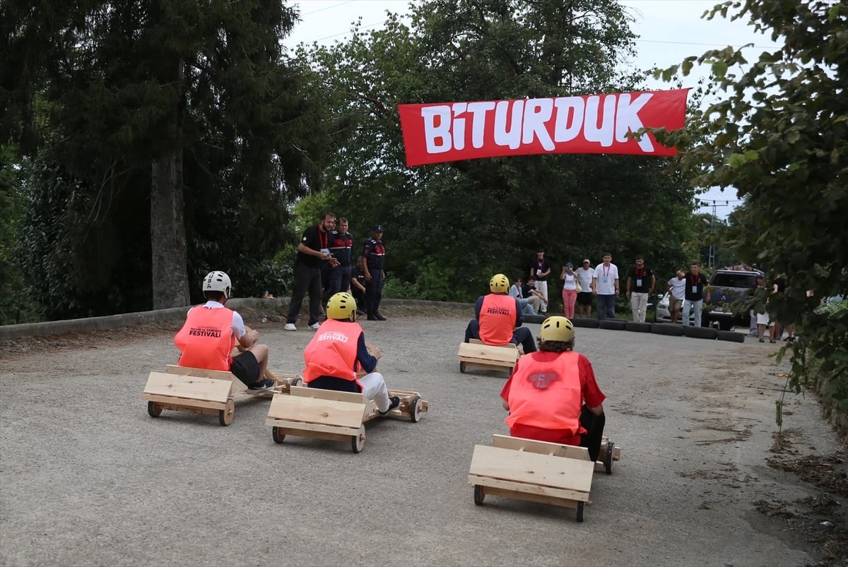 Rize tahta arabaların kıyasıya yarışına sahne oldu