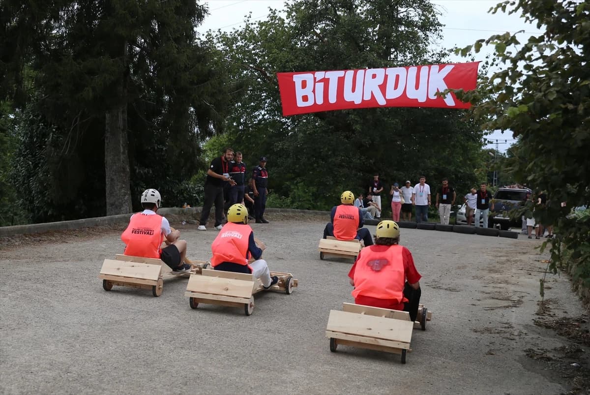 Rize tahta arabaların kıyasıya yarışına sahne oldu
