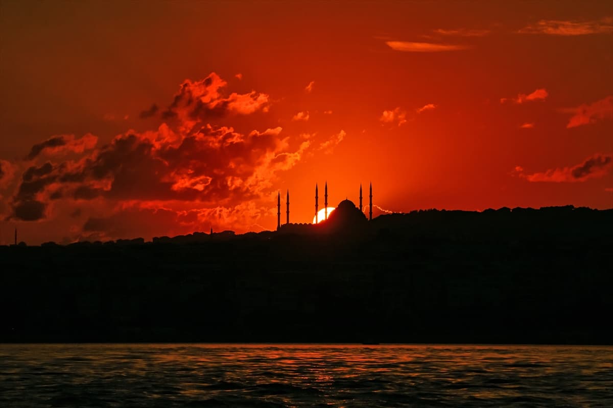 İstanbul'da gün doğumu büyüledi! Büyük Çamlıca Camii’nden eşsiz manzara