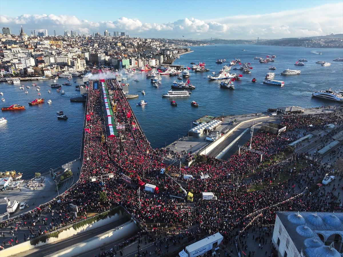 Galata Kulesi’nden tarihi kareler: İstanbul kırmızı-beyaza büründü