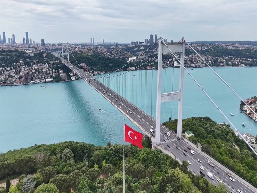 Turkuaz renge bürünen İstanbul Boğazı havadan görüntülendi 