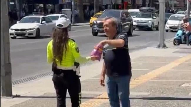 Trafik polisi Mevlit Kandili'nde vatandaşlara çikolata dağıttı
