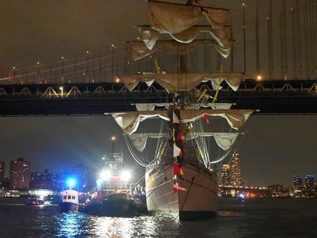 Meksika gemisi Brooklyn köprüsüne çarptı: 2 ölü