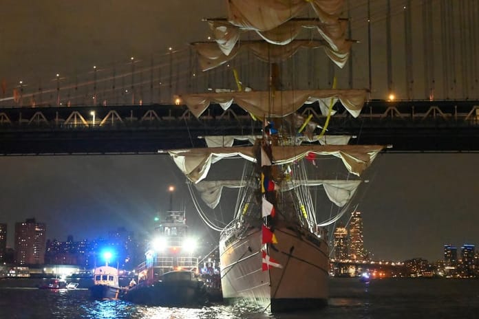 Meksika gemisi Brooklyn köprüsüne çarptı: 2 ölü