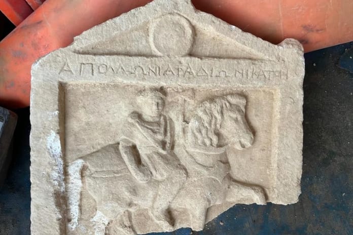 Denizli'de "Apollon'un Oğlu Asker" yazan stela bulundu