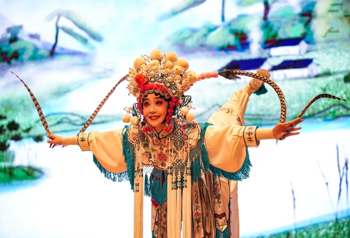 Zeybek ve Çin ezgileri aynı sahnede