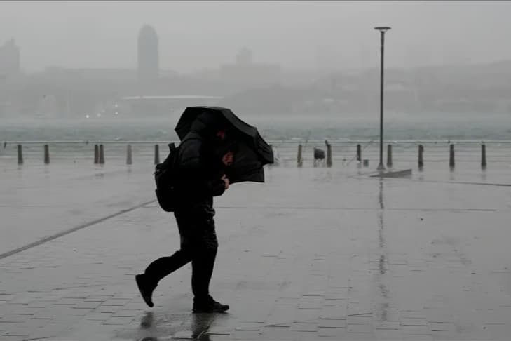 İstanbul'a kuvvetli sağanak ve fırtına uyarısı