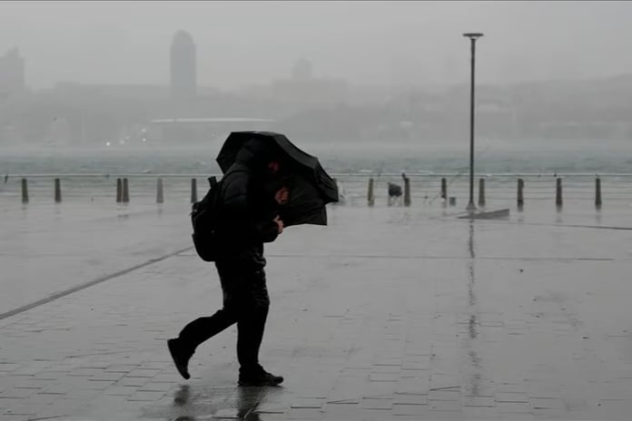 İstanbul Valiliği uyardı: Akşam saatlerinde kuvvetli sağanak ve fırtına bekleniyor