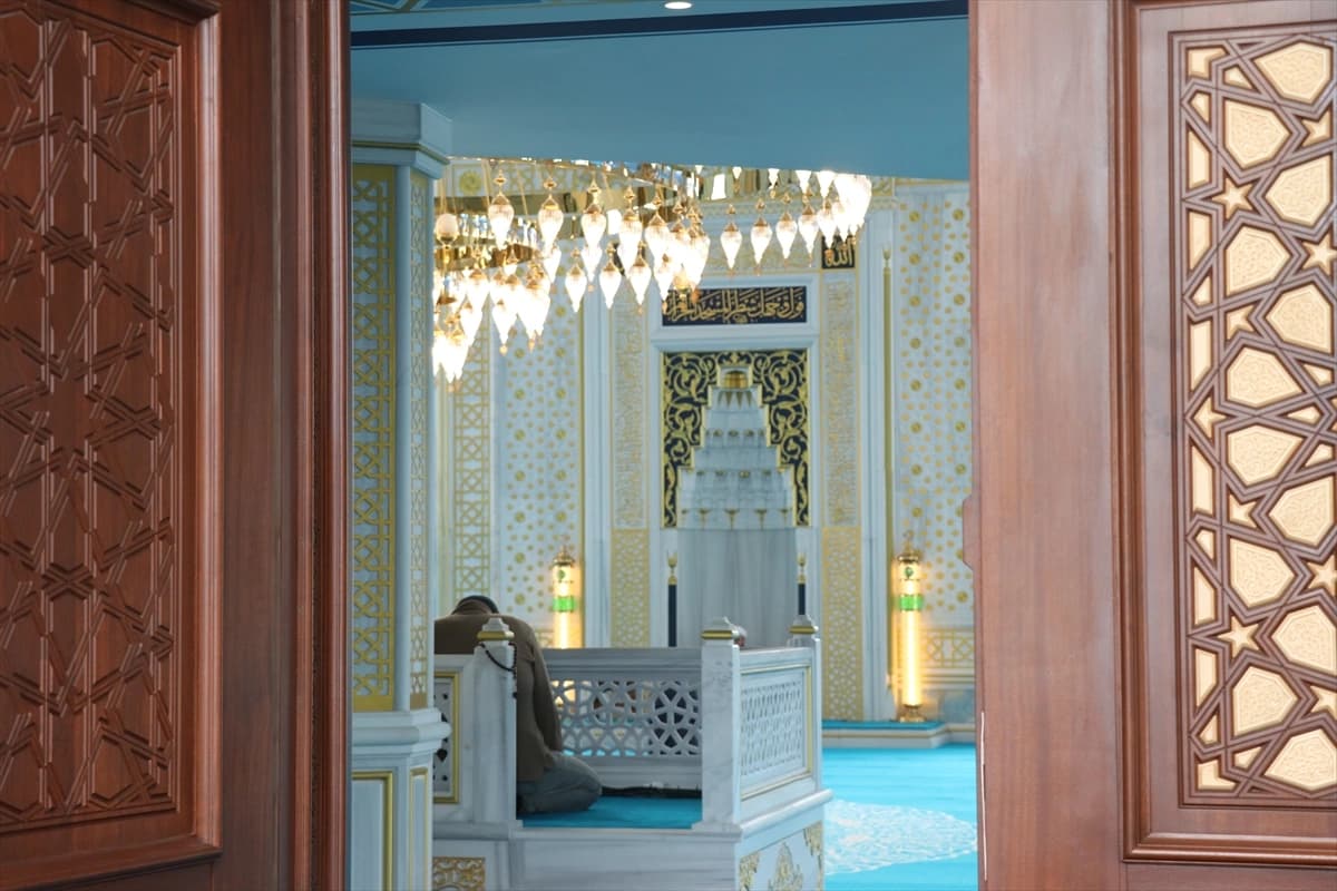 Eyüp Sultan Camisi Fransa'da ibadete açıldı
