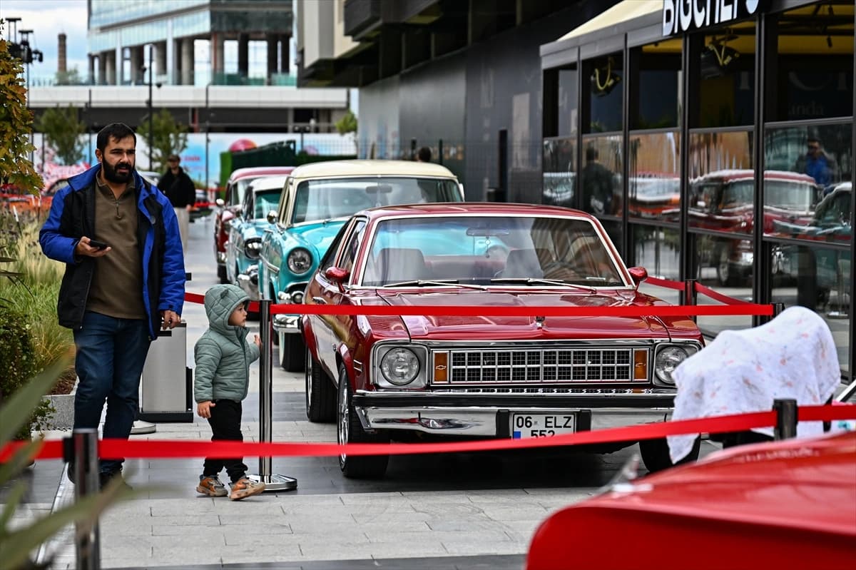Klasik otomobiller Ankara'da görücüye çıktı