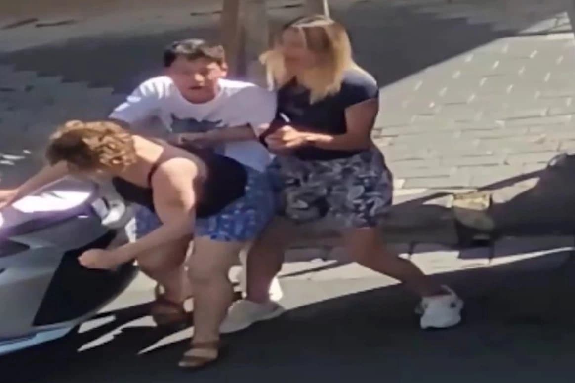 Üvey ablasıyla birlikte annesini darp etti.