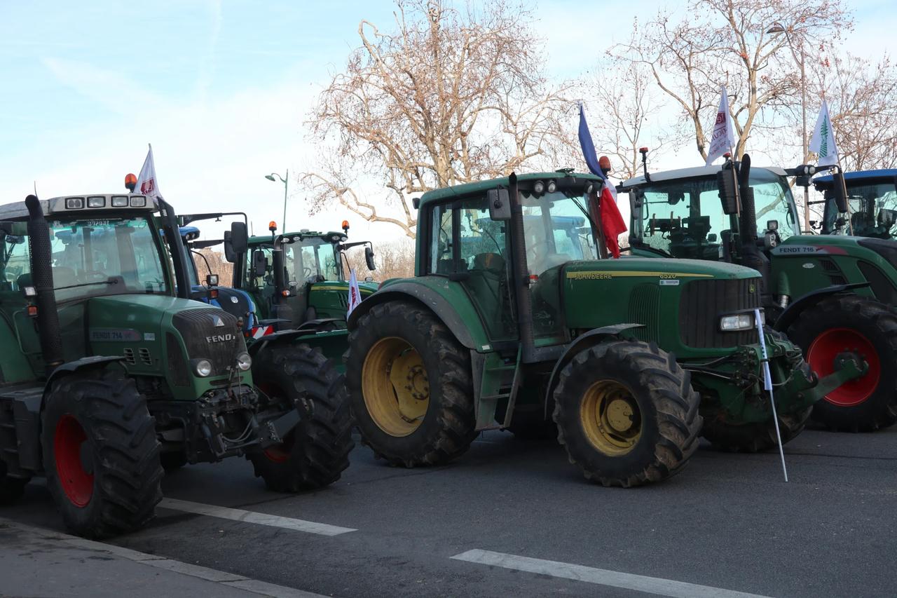 Paris'te çiftçiler traktörleriyle sokağa çıktı