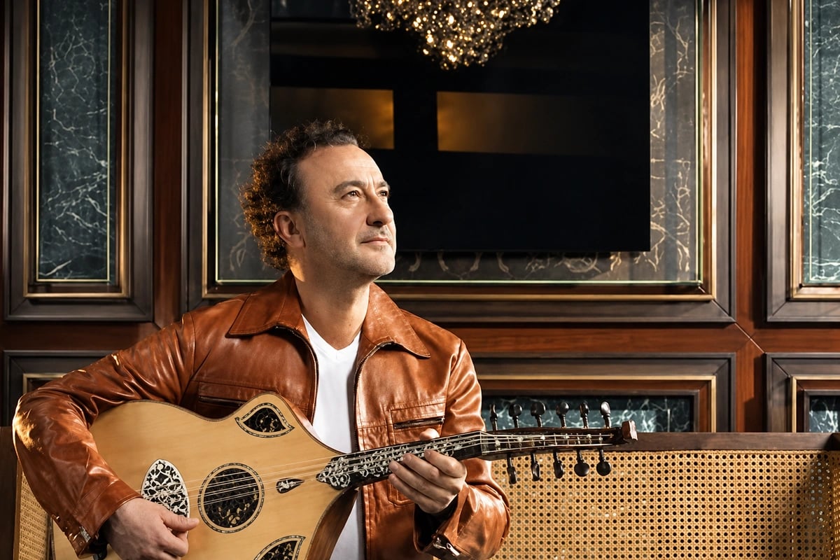 Mandolinle başladı, kendi şarkılarıyla tanındı: Nev