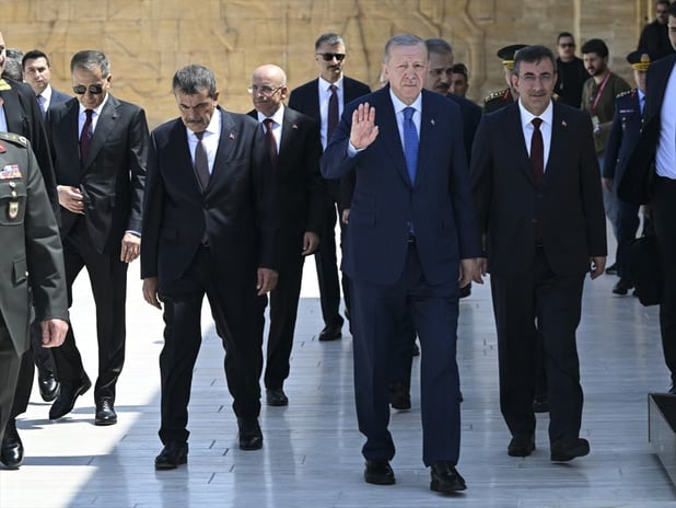 Cumhurbaşkanı Erdoğan, YAŞ üyeleriyle Anıtkabir'i ziyaret etti