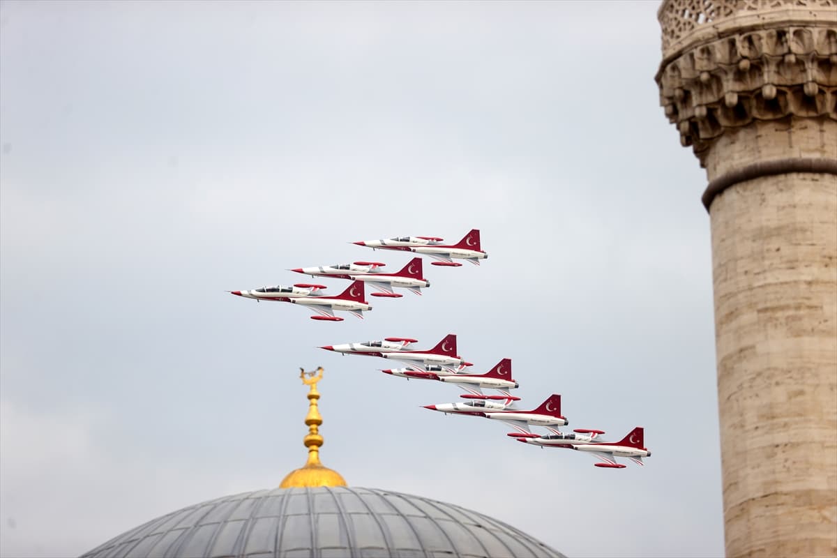 Konya semalarında Türk Yıldızları coşkusu! Nefes kesin bir gösteri yapıldı 