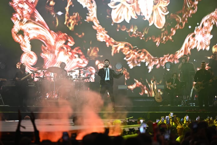 Klasikleşen şarkılarla görkemli açılış