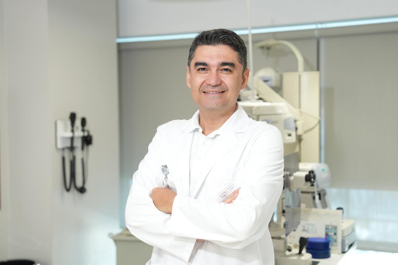 Göz Hastalıkları Uzmanı Ali Rıza Cenk Çelebi göz kızarıklığı ve ağrı neden olur