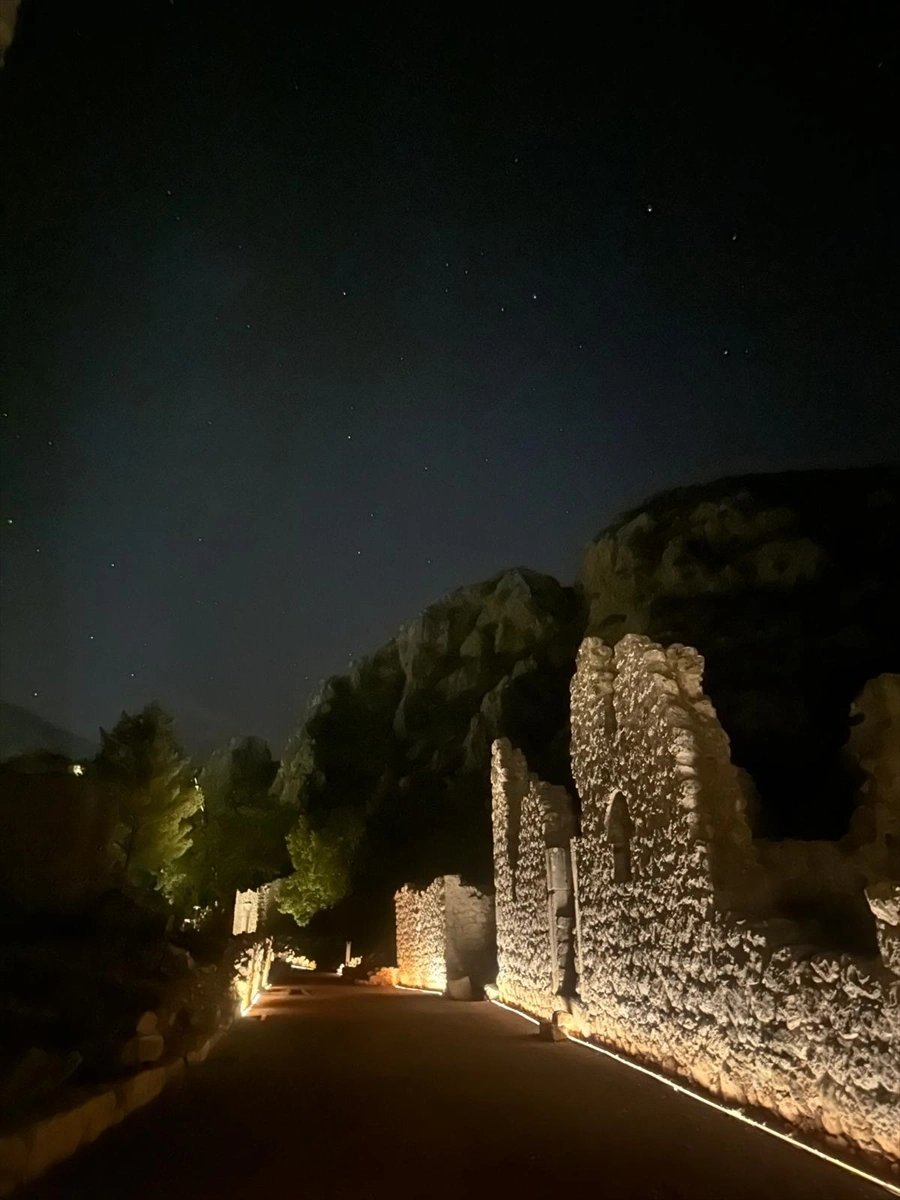 Antalya'nın antik mirası gece ışıklarıyla farklı bir ruh kazanıyor