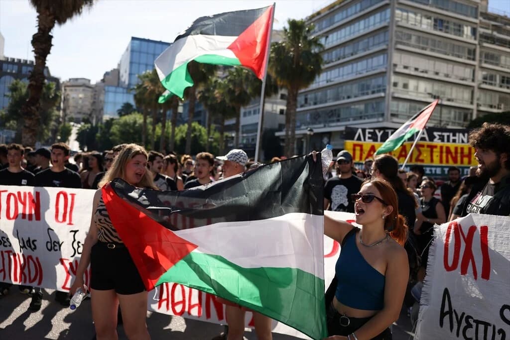 Yunanistan'da İsrailli turistleri taşıyan gemi protesto edildi