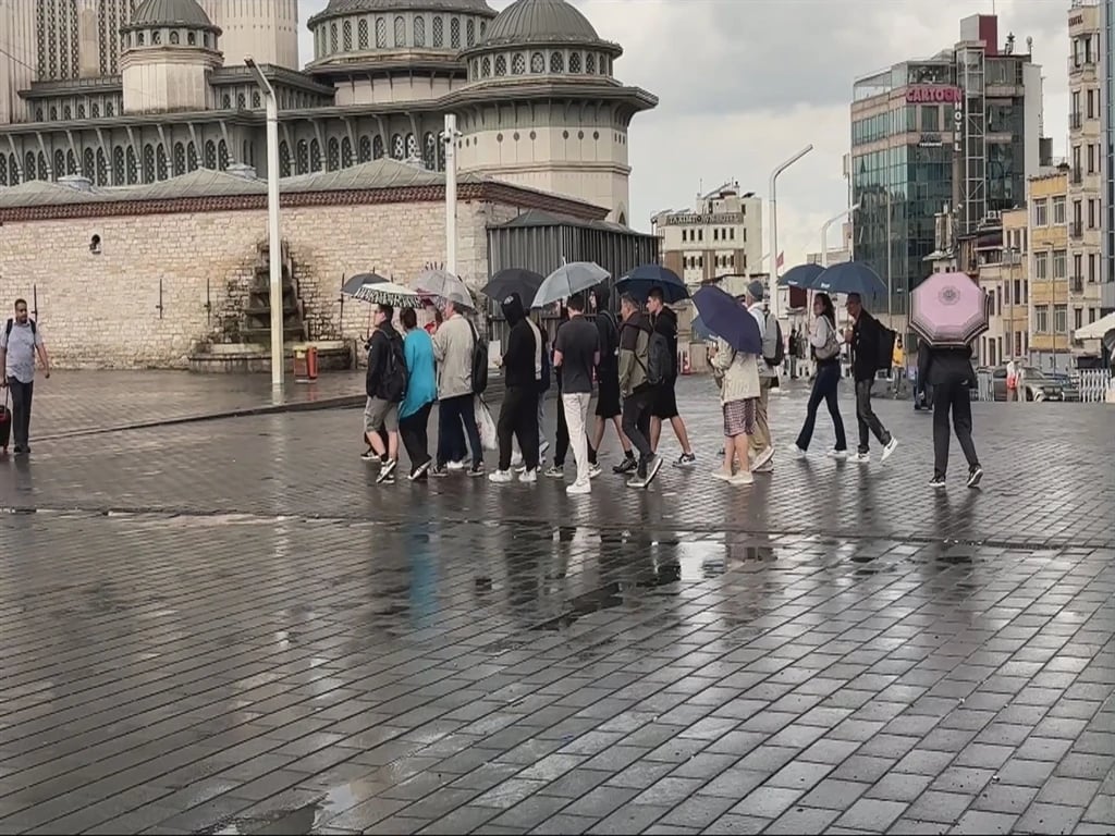 İstanbul'da gece saatlerinde etkili olan yağmur yağışı sabah saatlerinde şiddetini arttırdı