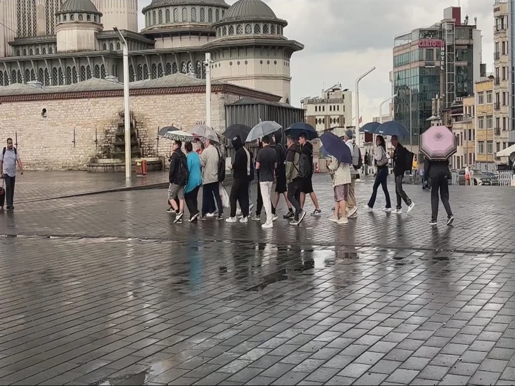 İstanbul'da gece saatlerinde etkili olan yağmur yağışı sabah saatlerinde şiddetini arttırdı