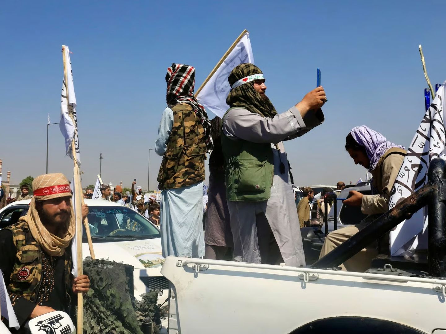Ahundzade Taliban'ın kamu görevlilerine akıllı telefon yasağı getirdi