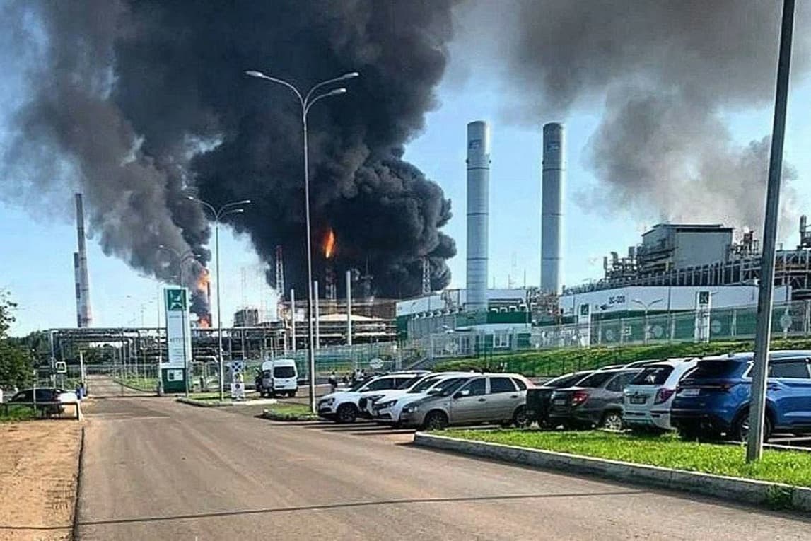 Ukrayna Rusya'nın üç bölgesindeki petrol rafinerilerini hedef aldı