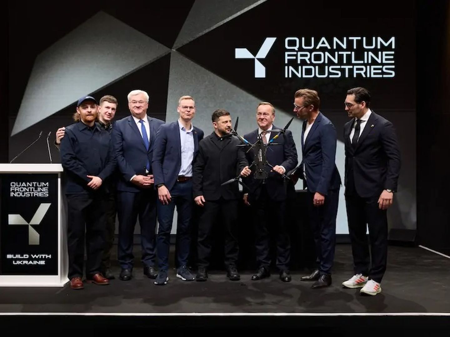 Ukrayna Devlet Başkanı Zelenskiy ve Almanya Savunma Bakanı Pistorius'tan dron fabrikasına ziyaret