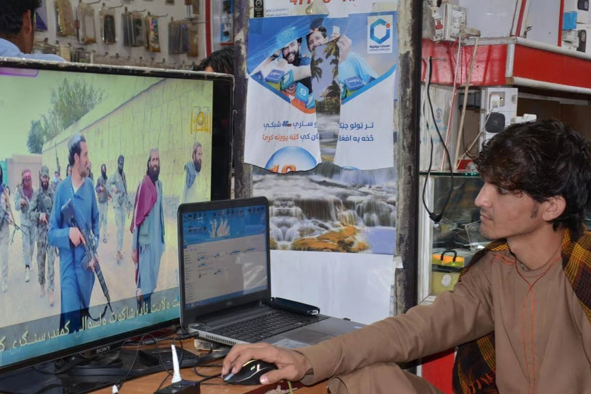 Afganistan'da internet kesintisi: dış dünya ile bağlantı koptu