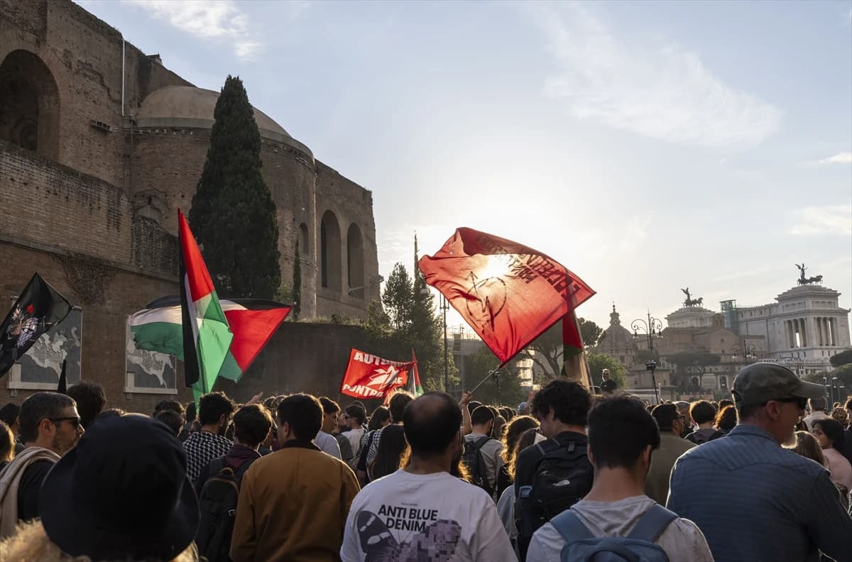 İtalya'da dev protesto: Binlerce kişi Sumud Filosu için sokakta